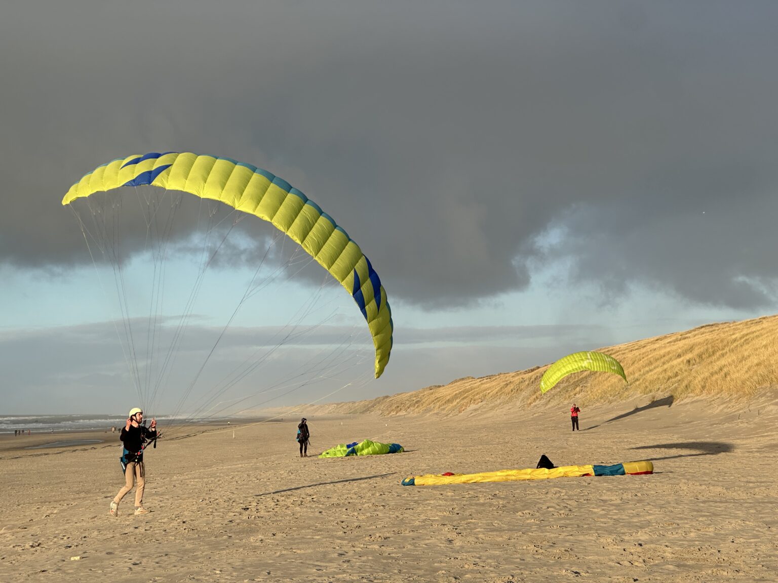 Cursisten tijdens een groundhandling cursus van Parakiting in Wijk aan Zee.