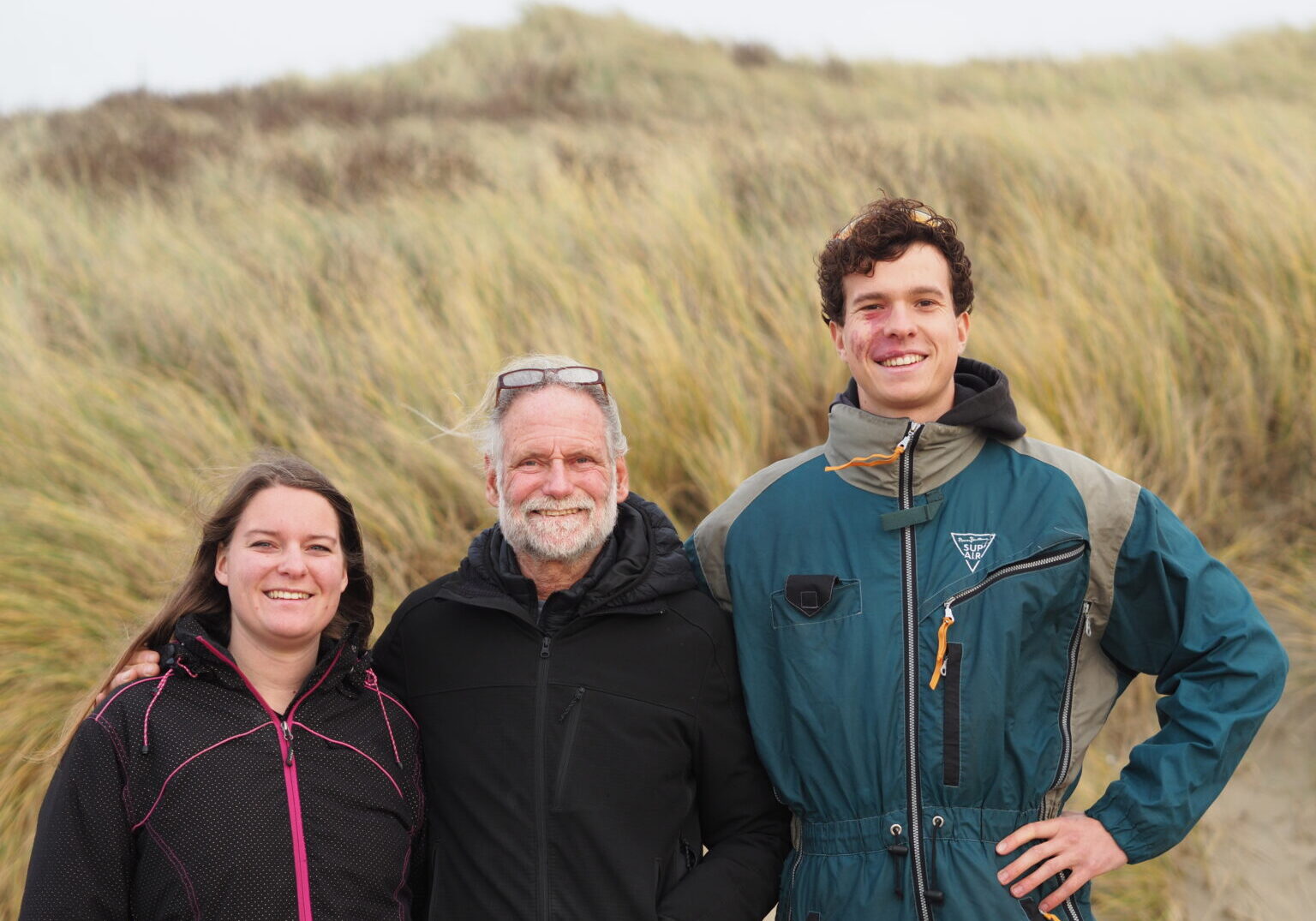 Paragliding school team foto op het strand